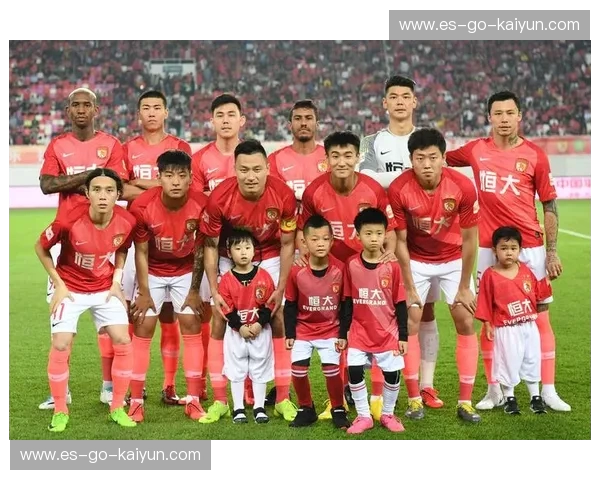 红蓝之巅的宿命缠斗：广州恒大与上海绿地的足球地理学